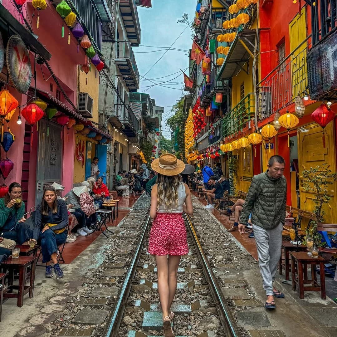 Hanoi Jeep Food Adventure: Street Food & Train Street 